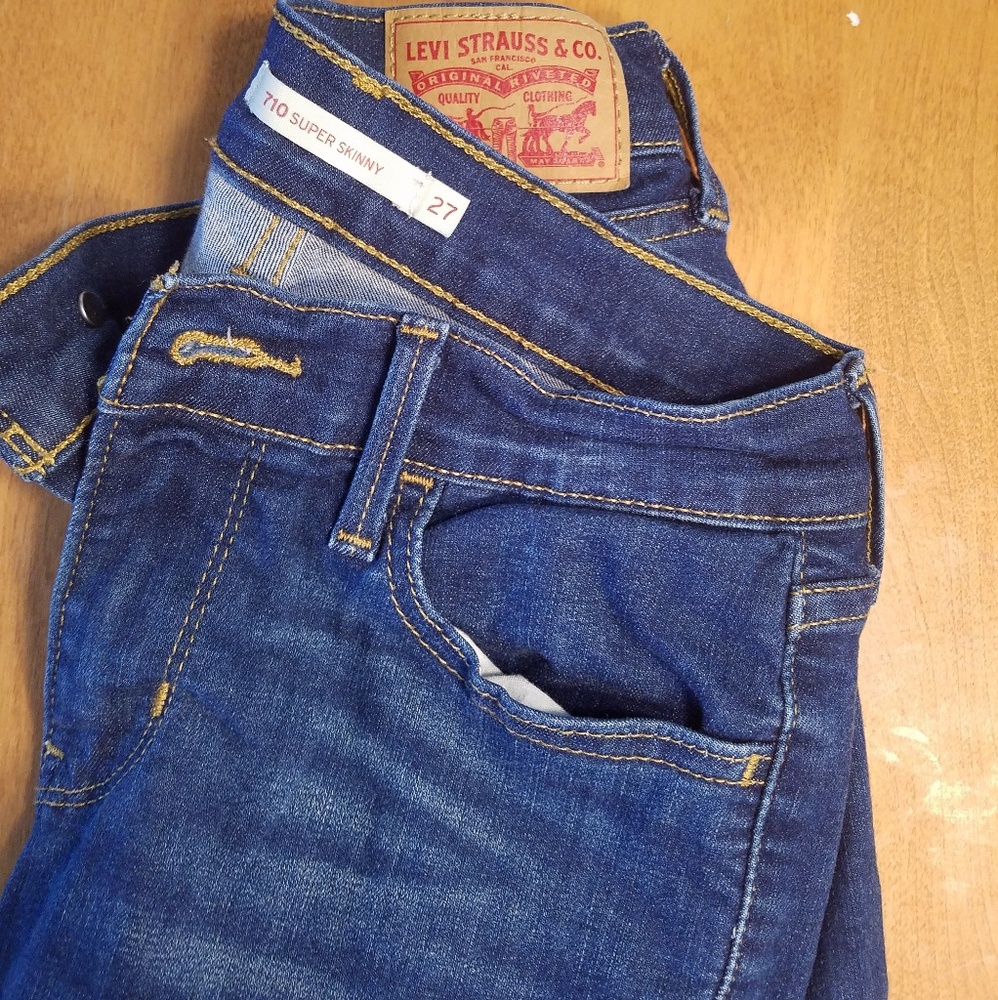 Womans Levi's size 27